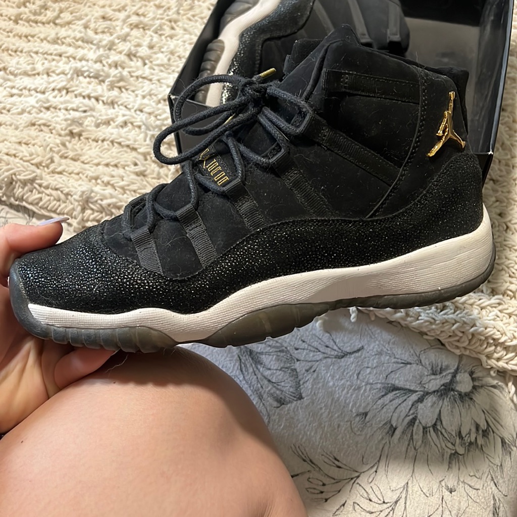 Womans Air Jordan 11 Retro Prem Hc “Heiress Black Stingray” Velvet